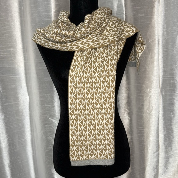 MICHAEL Michael Kors Tan Reversible Acrylic Scarf - Picture 2 of 7